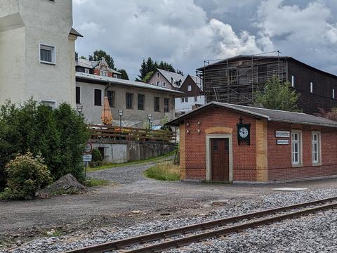 Im Bahnhof Oberschmiedeberg war der konkrete Grenzverlauf im Bereich der durch den Grundstücksnachbarn bisher auf das Bahngrundstück genutzten Durchfahrt zu klären.