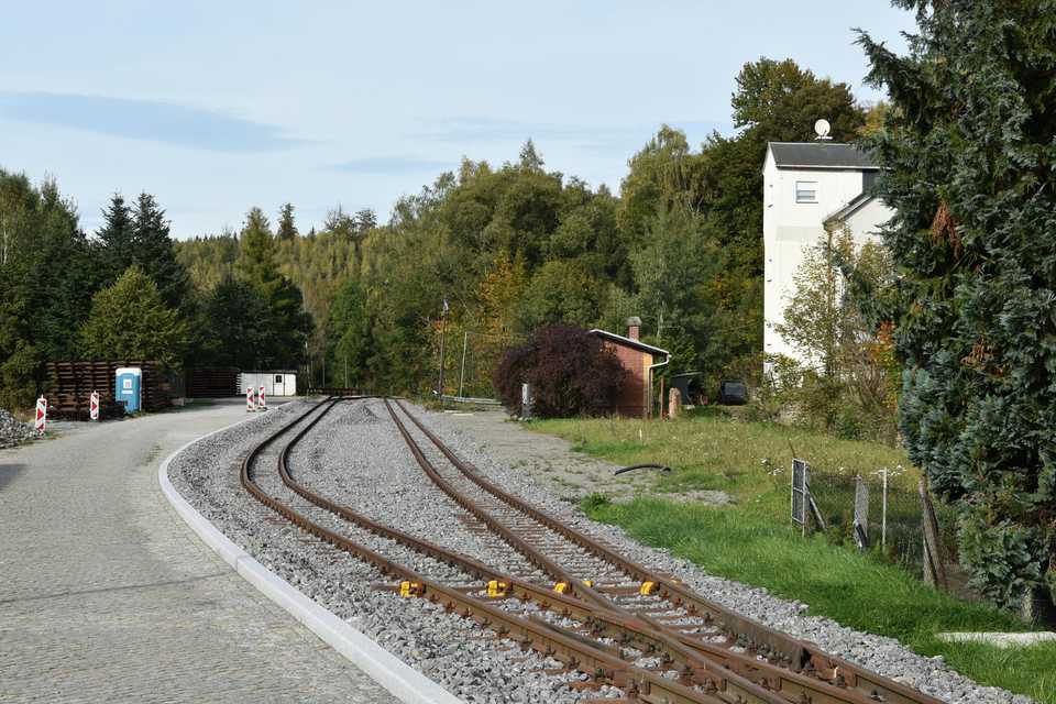 Blick entlang der Gleise im Bahnhof Oberschmiedeberg.