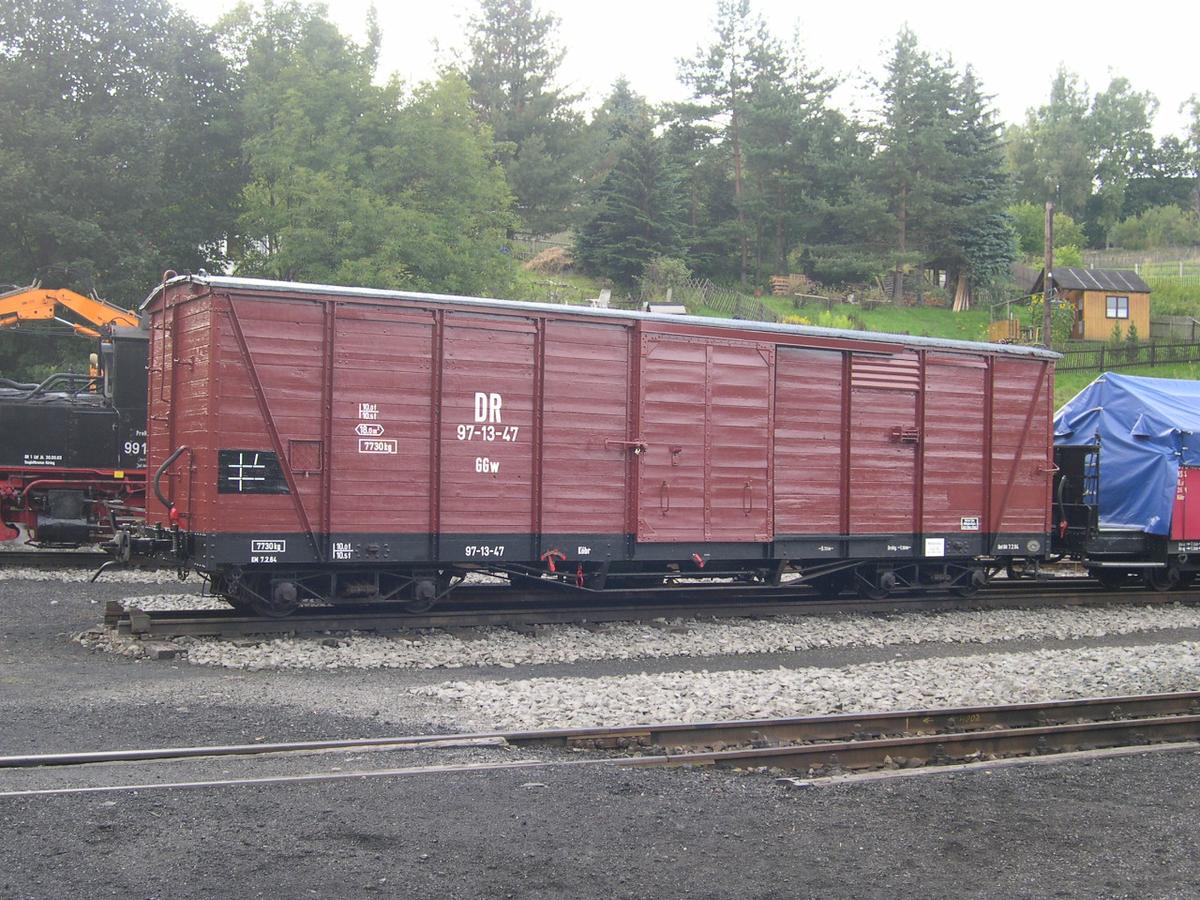 In Vorbereitung der Güterzugveranstaltung am 4.9.2004 erhalten die Güterwagen noch eine Untersuchung in Jöhstadt. Hier GGw 97-13-47