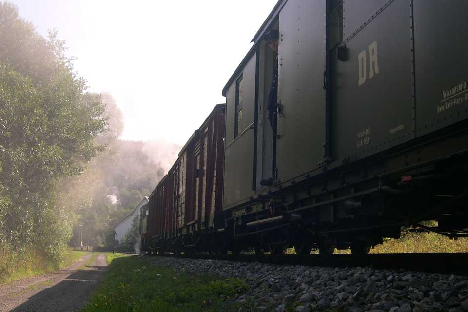 Der GGw-Zug erreicht den Bahnhof Schmalzgrube.
