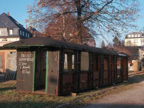 Am 10. November 2003 wurde der Wagenkasten des ehemals Wolkensteiner 970-365 nach Zwönitz gebracht, die Aufnahme hier wurde am 15. November 2003 geschossen.