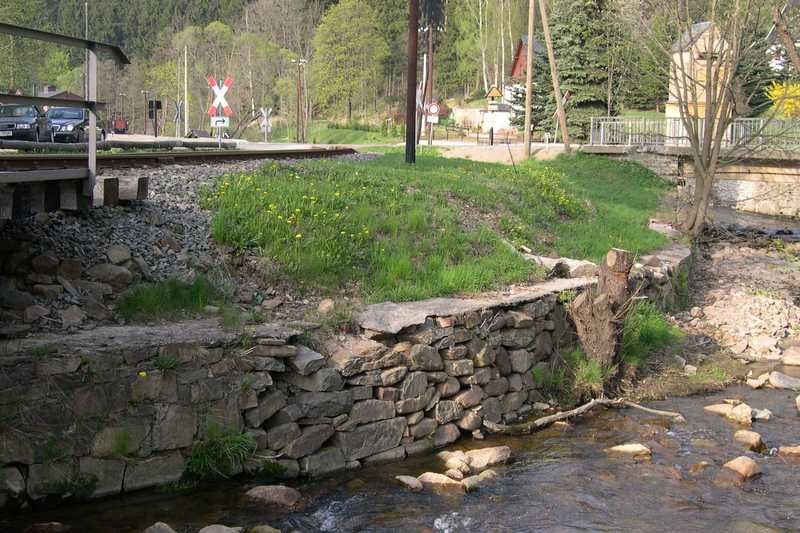 An der Brücke Km 19,1 wurde die Böschungsmauer durch das Hochwasser im August 2006 stark beeinrächtigt.