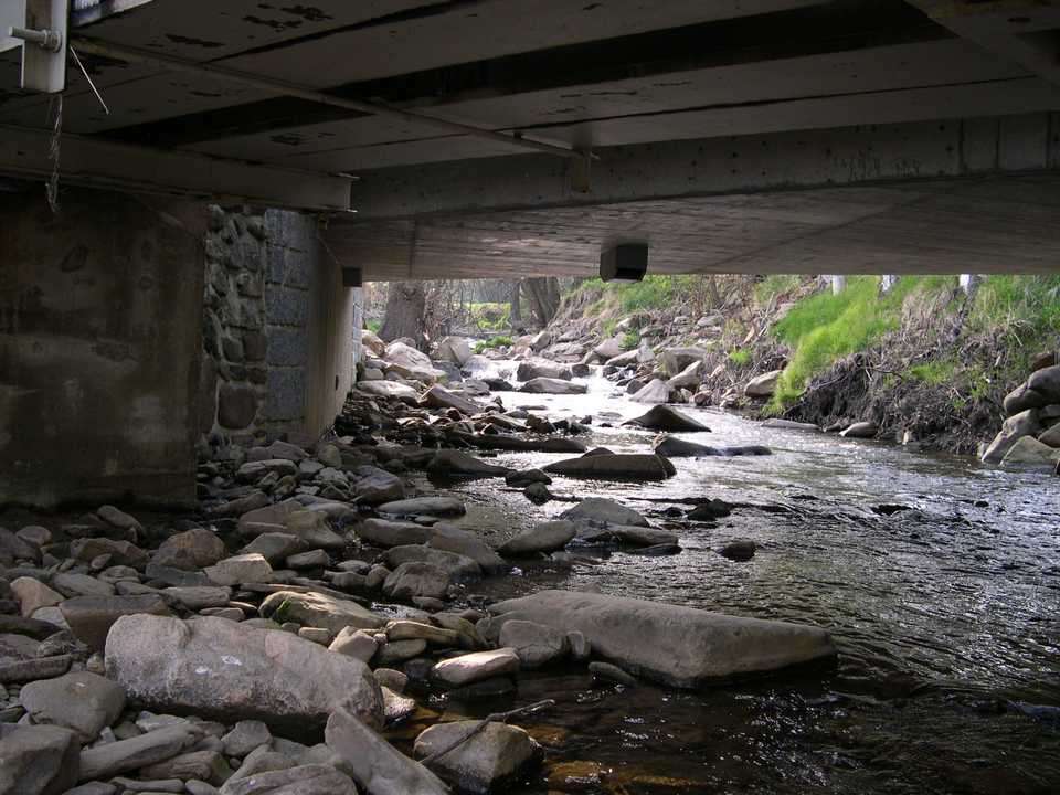 Unter der Brücke am Kilometer 18,9 hat sich durch das Hochwasser eine ganze Menge Geröll angesammelt, dass wieder beräumt werden muß.