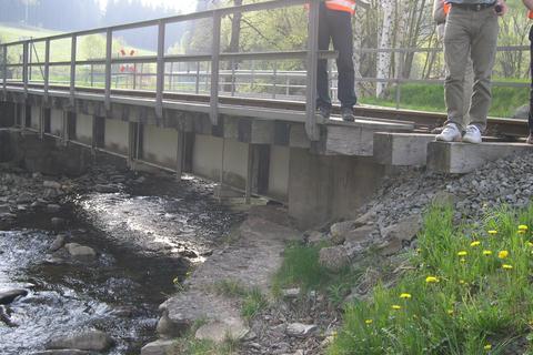 Bei den Sanierungsarbeiten an der Brücke 18,9 müssen auch die Schwellen des Widerlagers wieder einen festen Unterbau erhalten.