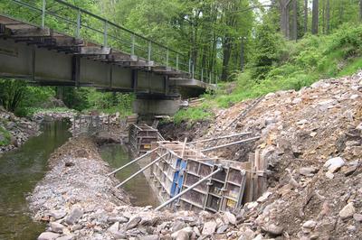 Unterhalb der Brücke wurde im Frühjahr 2004 mit der Sanierung der Hochwasserschäden an der Ufermauer begonnen.