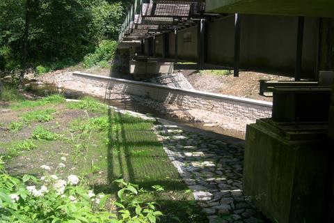 Blick auf den nach Abschluss der Hochwasserschadensanierung neu gestalteten Uferbereich des Steinbacher Widerlagers.