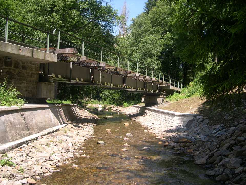 Blick flussabwärts, links das Jöhstädter und rechts das Steinbacher Widerlager der Brücke Kilometer 16,1.