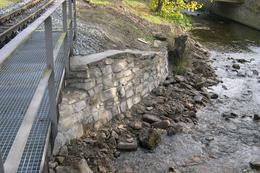 Die Flügelmauer am Wolkensteiner Widerlager der Brücke am Kilometer 19,1 (Ausfahrt Schmalzgrube) wurde in den letzten Wochen erneuert und das Flussbett von Geröll bereinigt.