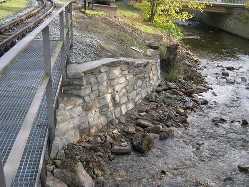 Instandgesetzte Flügelmauer an der Brücke Km 19,1 in Schmalzgrube.