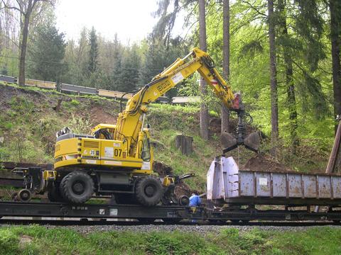Arbeitszug der Preßnitztalbahn mit Mehrwegebagger, mit dem am Hp. Wildbach die Schäden und Geröllmassen an der Hangabfangung beseitigt werden.