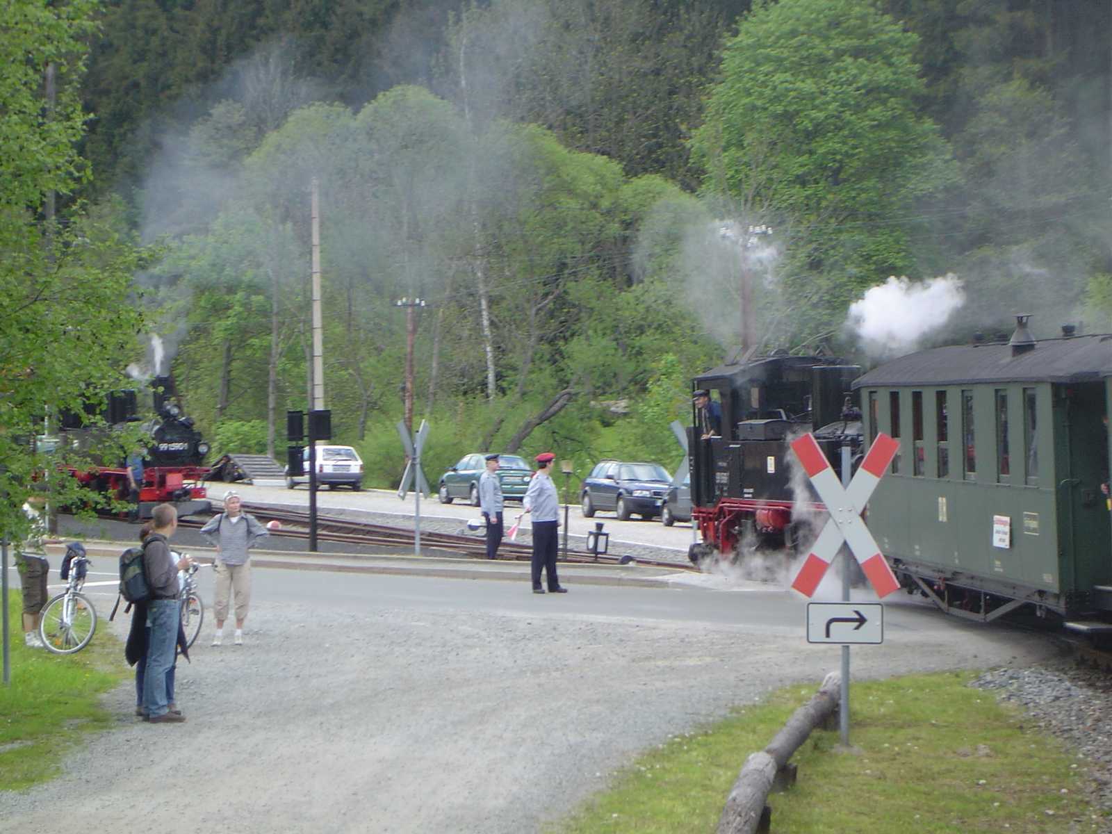 Einfahrt des Zuges in den Bahnhof Schmalzgrube.