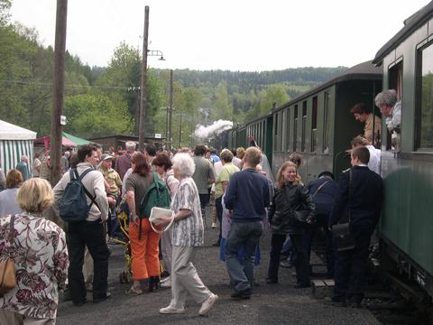 Fahrgastwechsel am Bahnsteig in Jöhstadt.