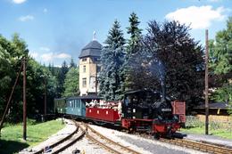 99 4511-4 erreicht mit ihrem Zug den Bahnhof Schlössel.
