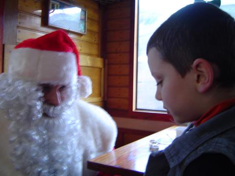 Auch der Nikolaus kommt gelegentlich im Zug zu Besuch.