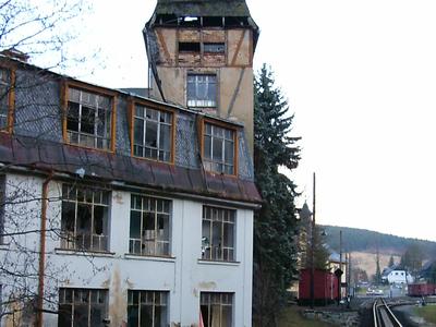 Blick auf die einsturzgefährdete Fassade der Fabrikanlage in Schlössel.