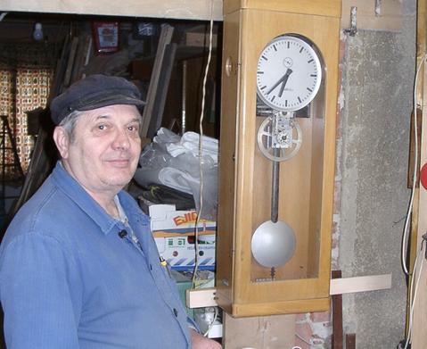 Ein Bild mit Wolfgang Friedel mit einem seiner Hauptbeschäftigungsobjekte, den Uhren der Preßnitztalbahn.