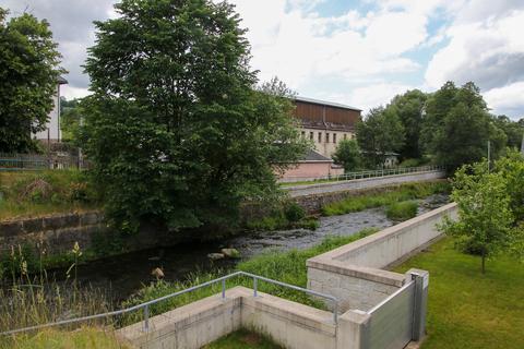 Das ist momentan die Ansicht auf den ehemaligen „Viadukt“ in Oberschaar. Eine Hochwasserschutzmauer wurde beidseitig der Preßnitz auf die alten Ufermauern aufgesetzt.