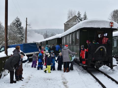 Kommt der Nikolaus zur Preßnitztalbahn, fahren Sonderzüge für die Kinder.