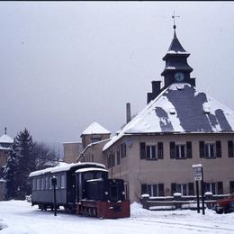 Ns4 199 007-6 und der Wagenkasten 970-003 warten im Bahnhof Schlössel, bis der Kran aus Jöhstadt nach Schlössel umgesetzt hat und der Tieflader da ist.