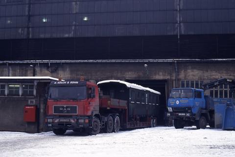Ankunft des Wagenkastentransportes in der Zufahrt der Werkhalle des Fahrzeugwerkes Chemnitz der DB AG.