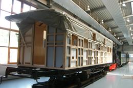 Am 7. Juli kehrte der völlig neu aufgebaute Wagenkasten des künftigen Bistro-Wagens 970-507 von der Tischlerei Hübner aus Zwönitz auf die Preßnitztalbahn zurück. In der Fahrzeughalle wird nun der Innenausbau des Kastens fortgesetzt.