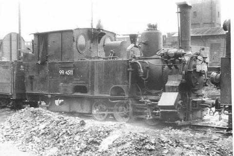 Auf der Linie Nauen - Kriele fotografierte Günter Meyer 1958 die „alte“ 99 4511. Sehr gut sieht man die Schleppachse der Krauss-Lok von 1899, auf die man beim Neubau 1965/66 verzichtete.