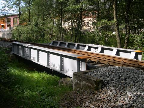 Brücke über einen kleinen Bach, der in das Jöhstädter Schwarzwasser mündet. Im Hintergrund die Ausstellungs- und Fahrzeughalle