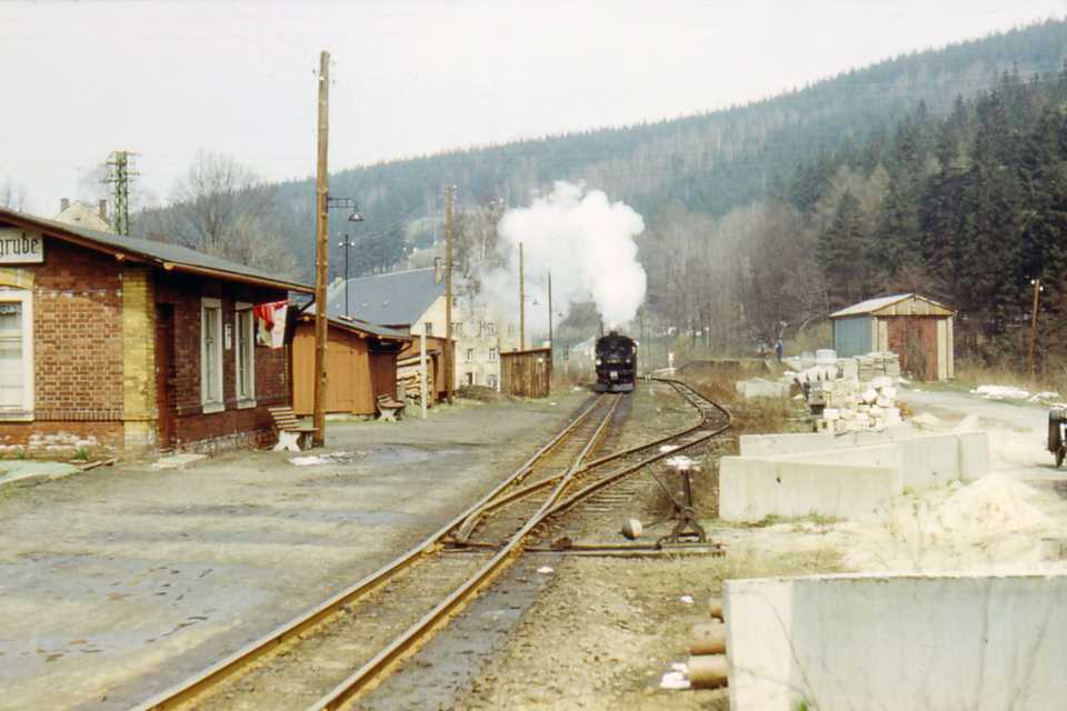 Einfahrt des Personenzuges mit 99 1568-7 in den Bahnhof Schmalzgrube.
