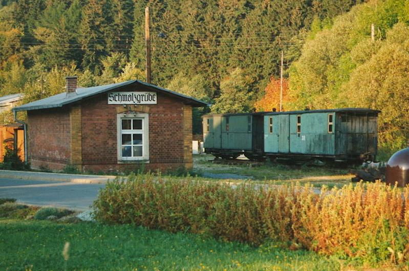 Im Jahr 1994 hatte der Bahnhof Schmalzgrube zwar noch keinen Anschluss zu den Gleisen der Museumsbahn, aber bereits rund 30 Meter Gleis für die Aufstellung von zwei Länderbahn-Gepäckwagen vor dem Stationsgebäude.