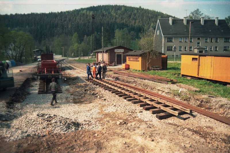 Während die ersten Gleise im Bahnhof Schmalzgrube für die Museumsbahn gelegt werden, steht der sanierte historische Freiabtritt noch an seiner originalen Stelle direkt neben dem Stationsgebäude.