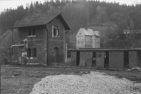 08.05.1987. Das Steinbacher Wasserhaus und der alte Bm-Wagenkasten daneben sind bereits sichtbar verfallen, im Vordergrund das Schotterplanum der künftigen Kindertagesstätte.