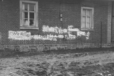 08.05.1987. Die Fassade des Steinbacher Bahnhofgebäudes musste mehrfach für Protestlosungen herhalten.