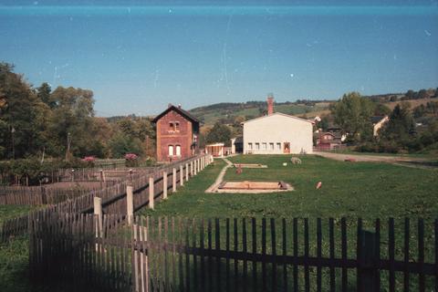 10.10.1991. Der ehemalige Gleisbereich ist Kinderspielplatz, das ehemalige Wasserhaus nur als Abstellschuppen für das Kinderspielzeug genutzt.