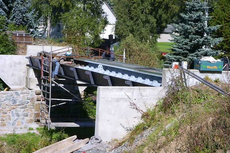 Mittels Hängegerüst werden die Anstricharbeiten an der Brücke bewerkstelligt.