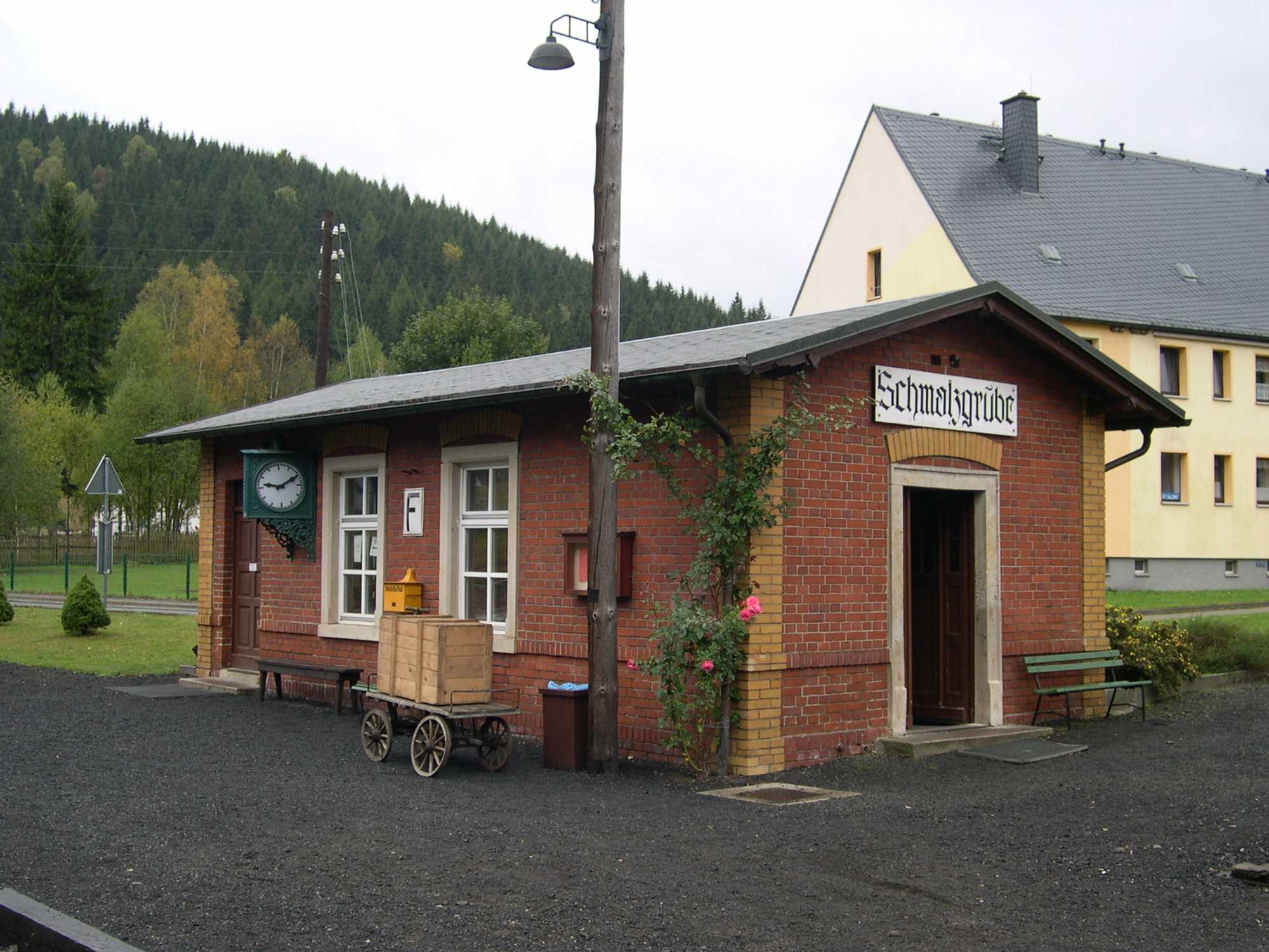 Blick auf das Stationsgebäude in Schmalzgrube.