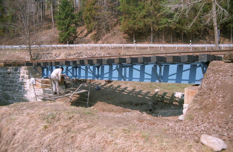 Die letzten Arbeiten zur Befestigung der Brückenbalken von unten mit Hakenschrauben müssen noch abgeschlossen werden, dann ist die Brücke wieder befahrbar.