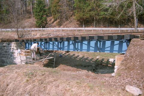 Die letzten Arbeiten zur Befestigung der Brückenbalken von unten mit Hakenschrauben müssen noch abgeschlossen werden, dann ist die Brücke wieder befahrbar.