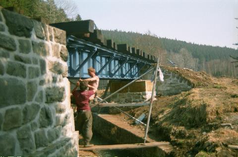 Überkopfarbeit zur Befestigung der Brückenschwellen mittels Schwellenschraube und Klemmblech.