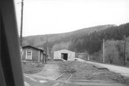Während auf dem einstigen Bahnhofsgelände von Schmalzgrube eine Lagerhalle gebaut wird, scheint die Busabstellhalle neben der Laderampe in Vergessenheit geraten zu sein.