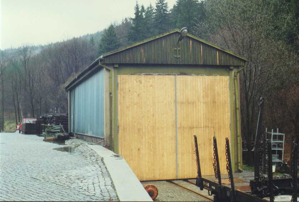 Die Bushalle in Schmalzgrube erhielt im Januar neue Tore aus Holz.