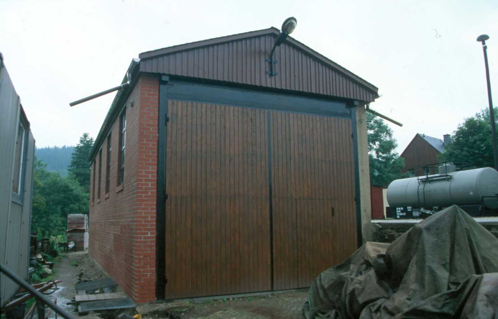 Mit neuem Dach und Lüftungsaufsatz zeigt sich die Wagenhalle in Schmalzgrube seit Juni 2000 weitaus gefälliger.