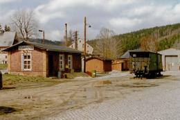 Ein erster Hauch von Eisenbahn in Schmalzgrube mit Packwagen KD 4 974-316 aus Mulda vor Bahnhofsgebäude und Freiabtritt sowie dem regelspurigen Lagerwagenkasten, der zu dieser Zeit noch einen Holzschaueranbau hatte.