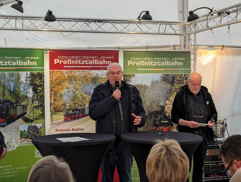 Günter Baumann schildert in bewegenden Worten seine Erinnerungen an die Einstellung der Bahn und den Neubeginn ab 1990, den er als Bürgermeister unterstützte.