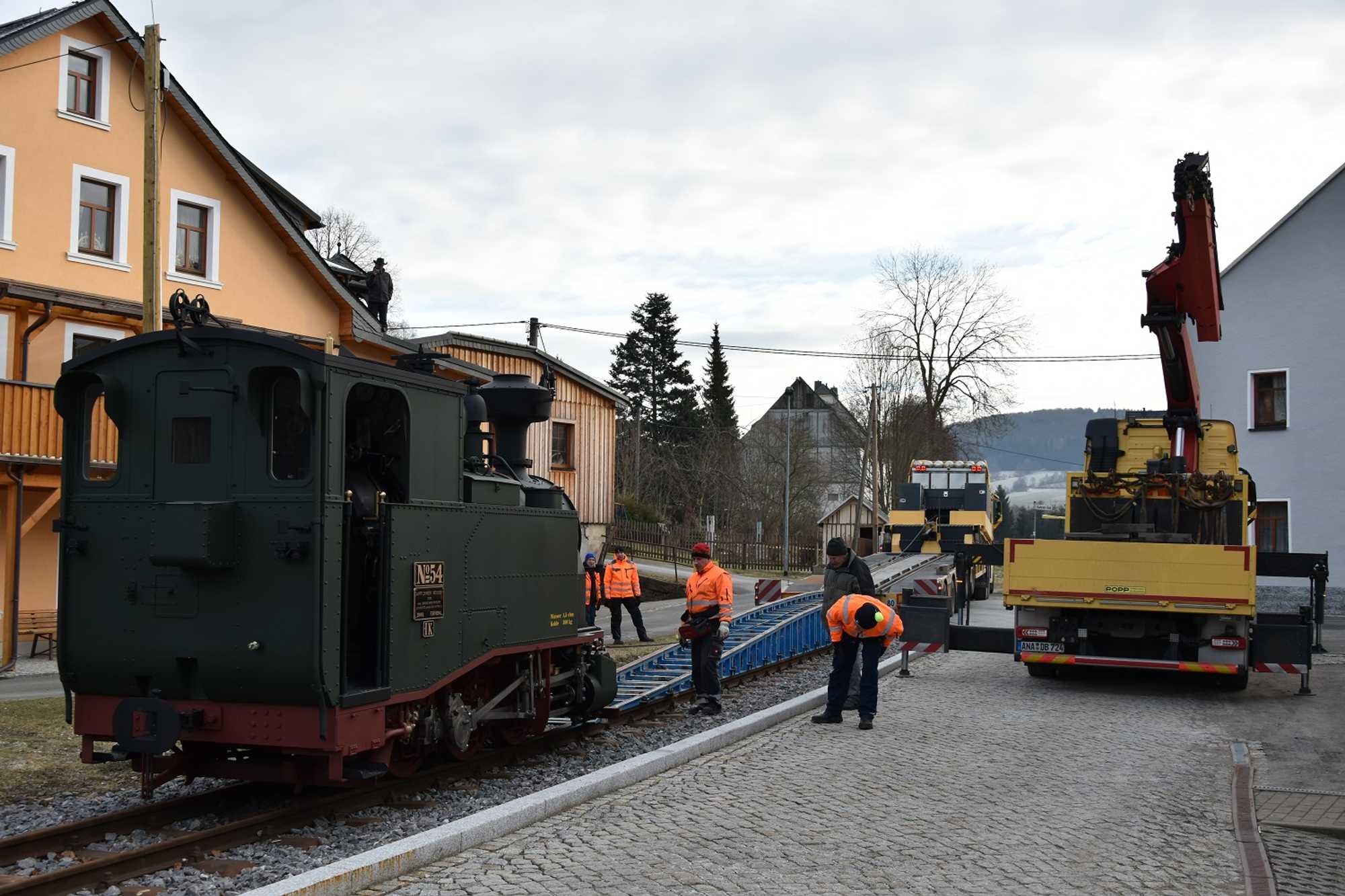Das erste Schienenfahrzeug erreicht am 11. Januar um 14.30 Uhr den neu aufgebauten Bahnhof Oberschmiedeberg.