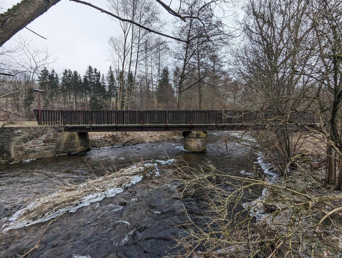 Heute befindet sich an der Stelle der früheren Eisenbahnbrücke eine einfache Stahlträgerkonstruktion mit Holzbohlenbelag für den Rad-Wanderweg.