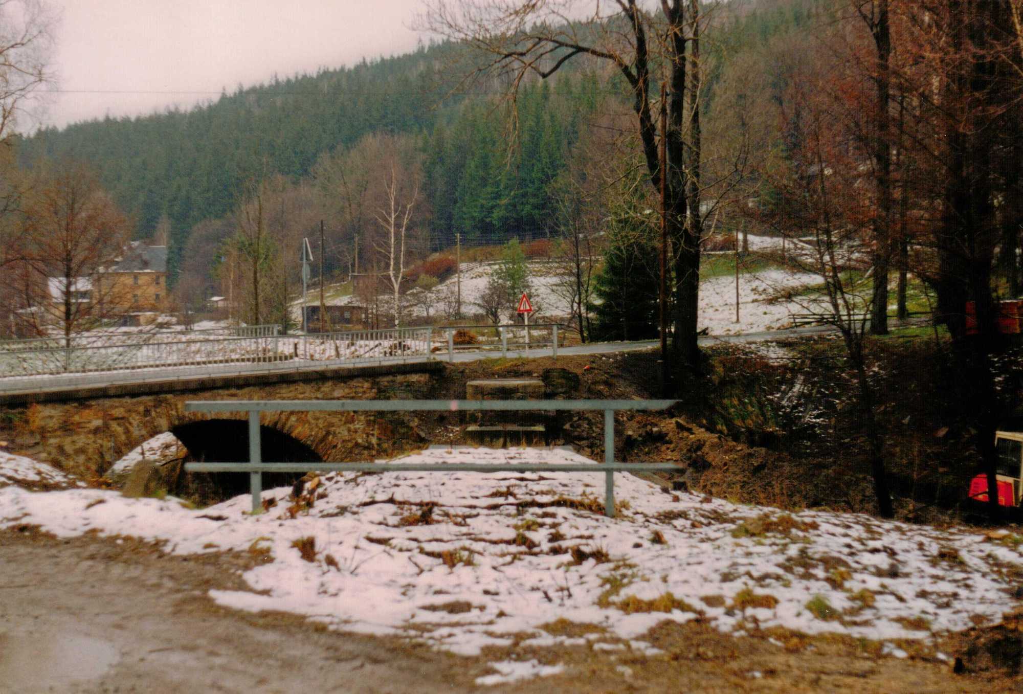 Noch klafft eine Lücke in der künftigen Trasse aus Richtung Steinbach in der Einfahrt nach Schmalzgrube.