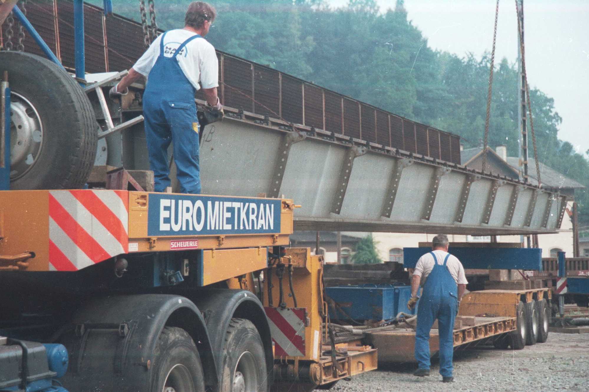 Maßarbeit ist angesagt beim Verladen der Brücke auf den Tieflader in Annaberg-Buchholz Süd.