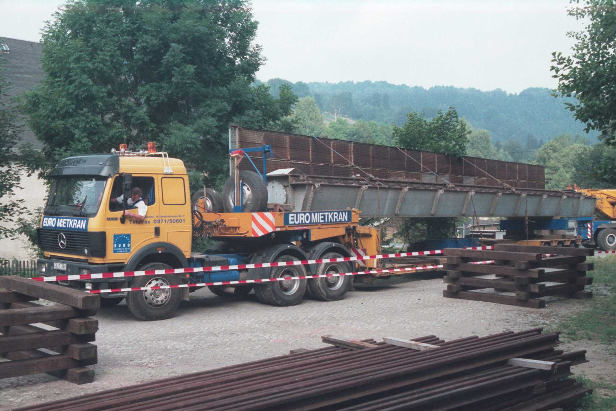 Ankunft des Brückentransportes in Schmalzgrube.