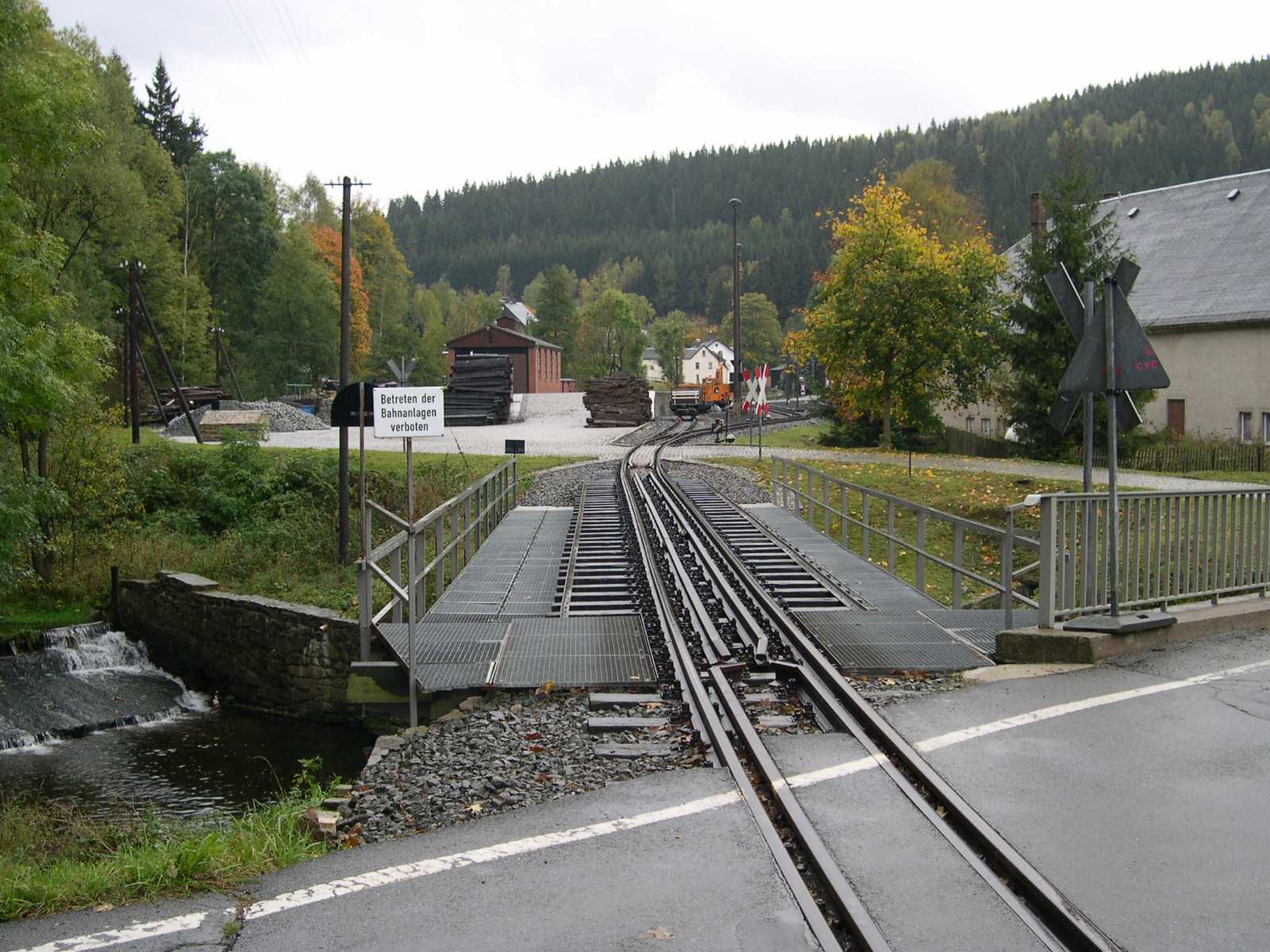 Blick auf die Brücke am Streckenkilometer 18,727 in der Einfahrt in den Bahnhof Schmalzgrube.