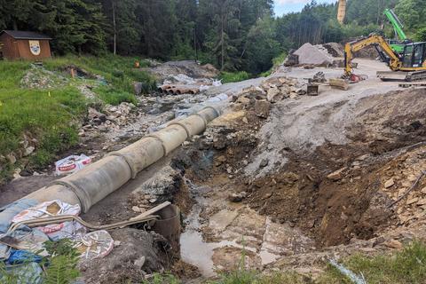 Die Baugrube auf Jöhstädter Seite ist hergestellt und wird durch eine Saugpumpe entwässert. | 17.06.2024 | Foto: Jörg Müller Die Baugrube auf Jöhstädter Seite ist hergestellt und wird durch eine Saugpumpe entwässert.